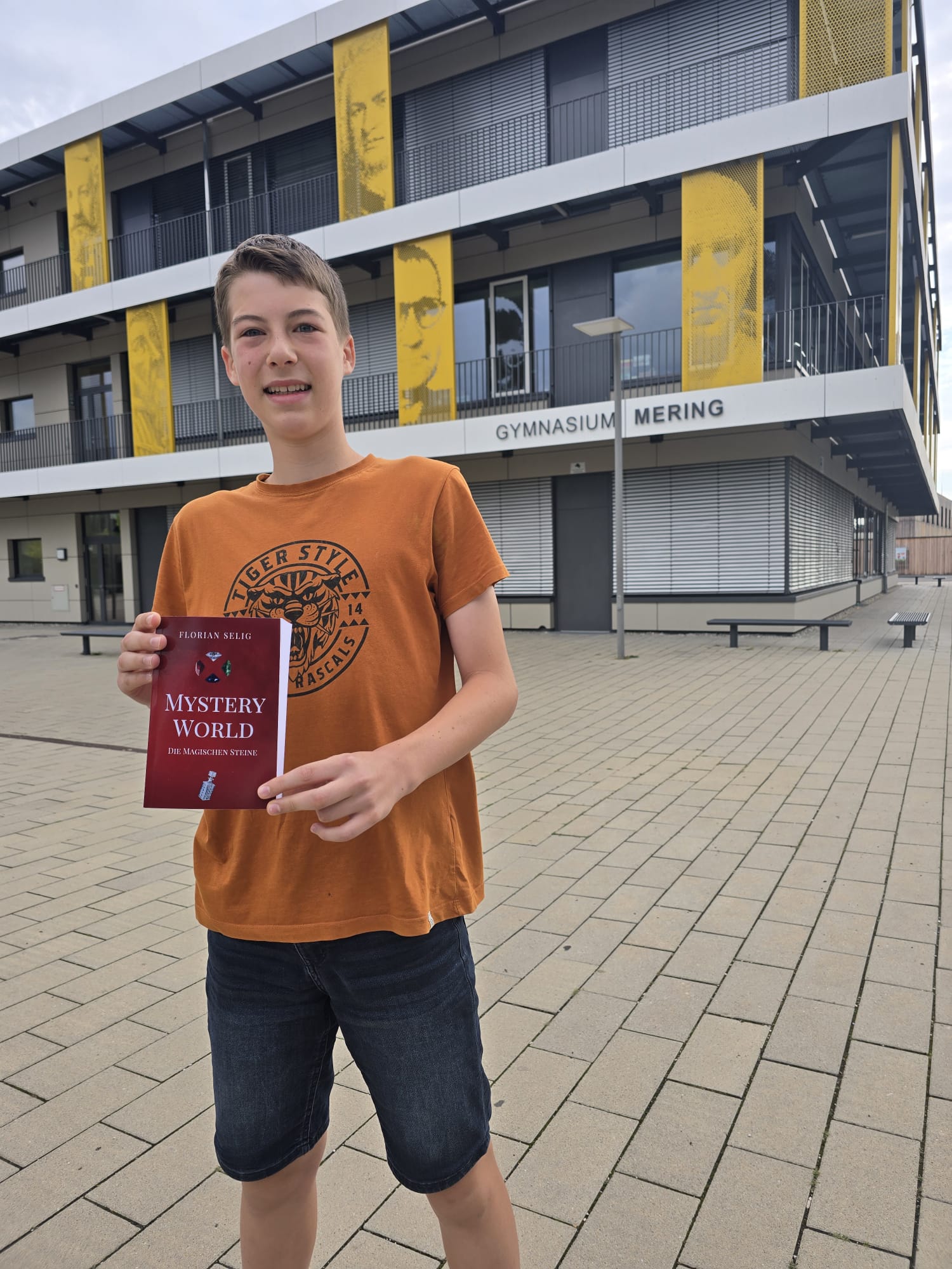 Florian Selig mit Mystery World vor dem Gymnasium Mering
