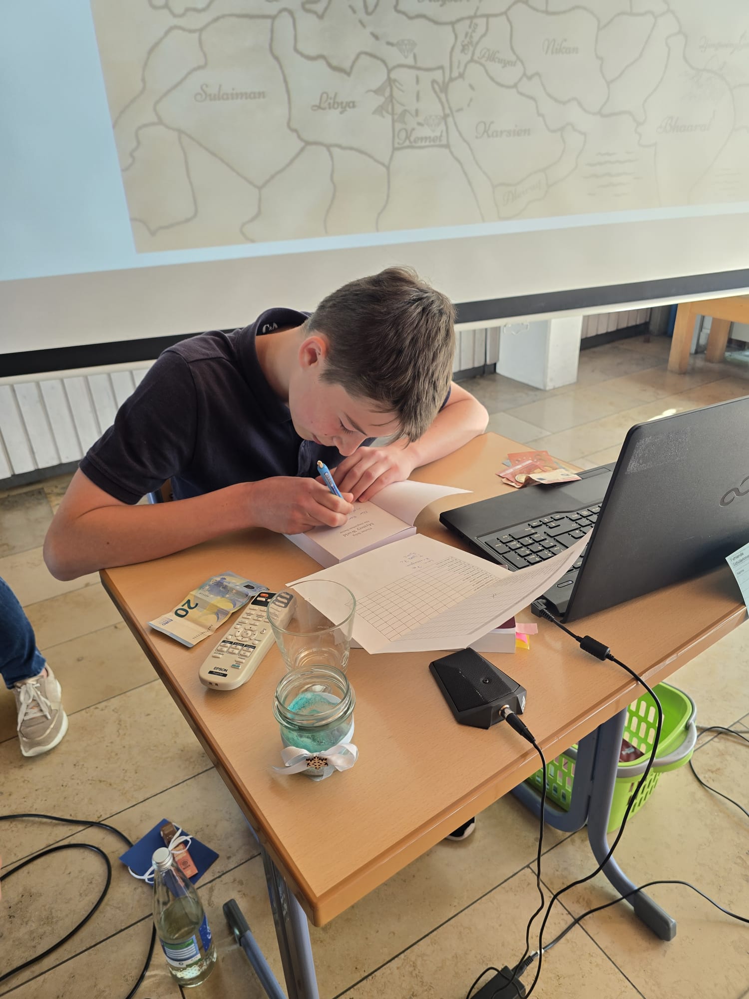 Florian Selig schreibt Autogramme