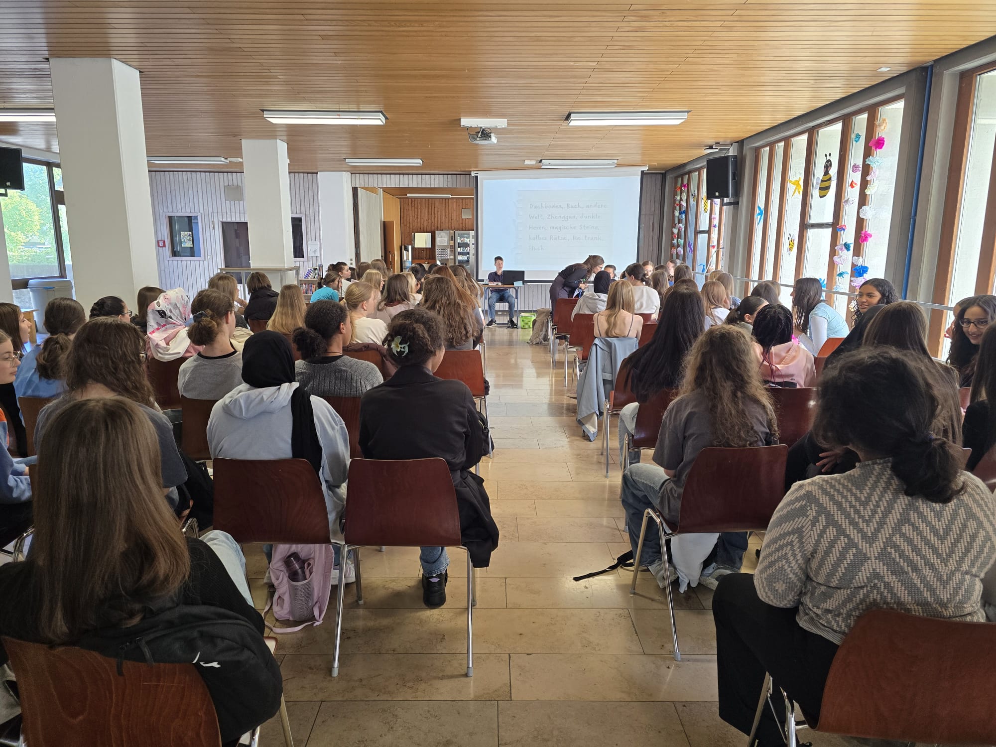 Florian Selig liest Mystery World in der Agnes Bernauer Realschule. 